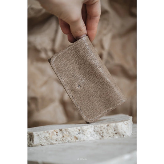 Taupe Ledergeldbeutel Gemelia mit Textur und Naht für ökologische Babyprodukte