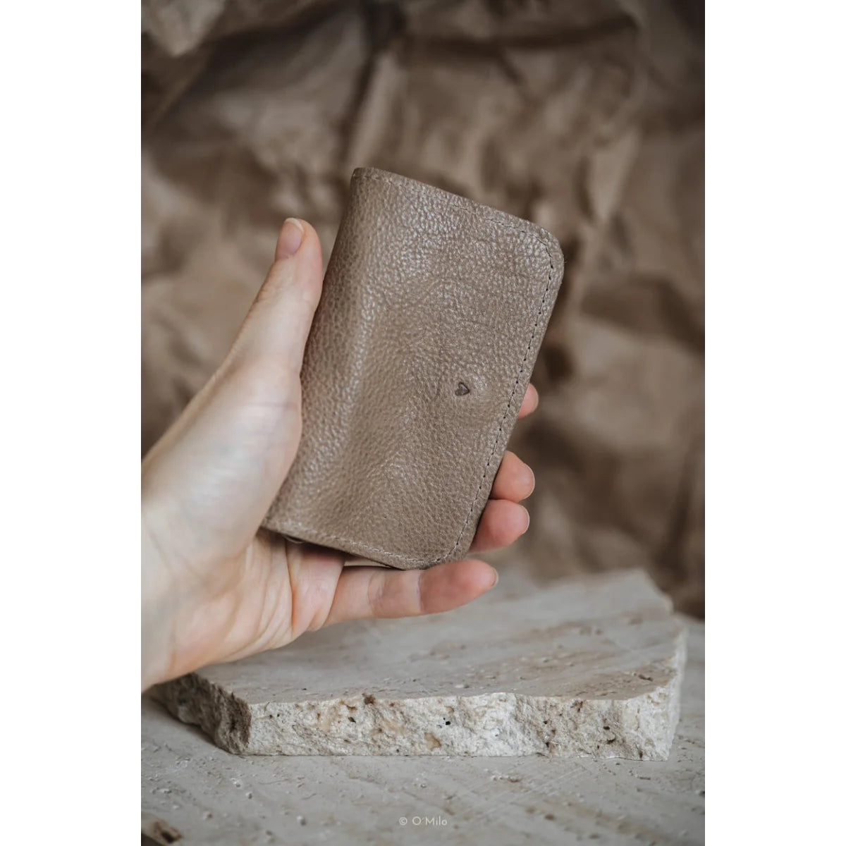 Minimalistisches Taupe-Lederetui Gemelia mit Textur und Nähten