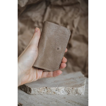 Minimalistisches Taupe-Lederetui Gemelia mit Textur und Nähten