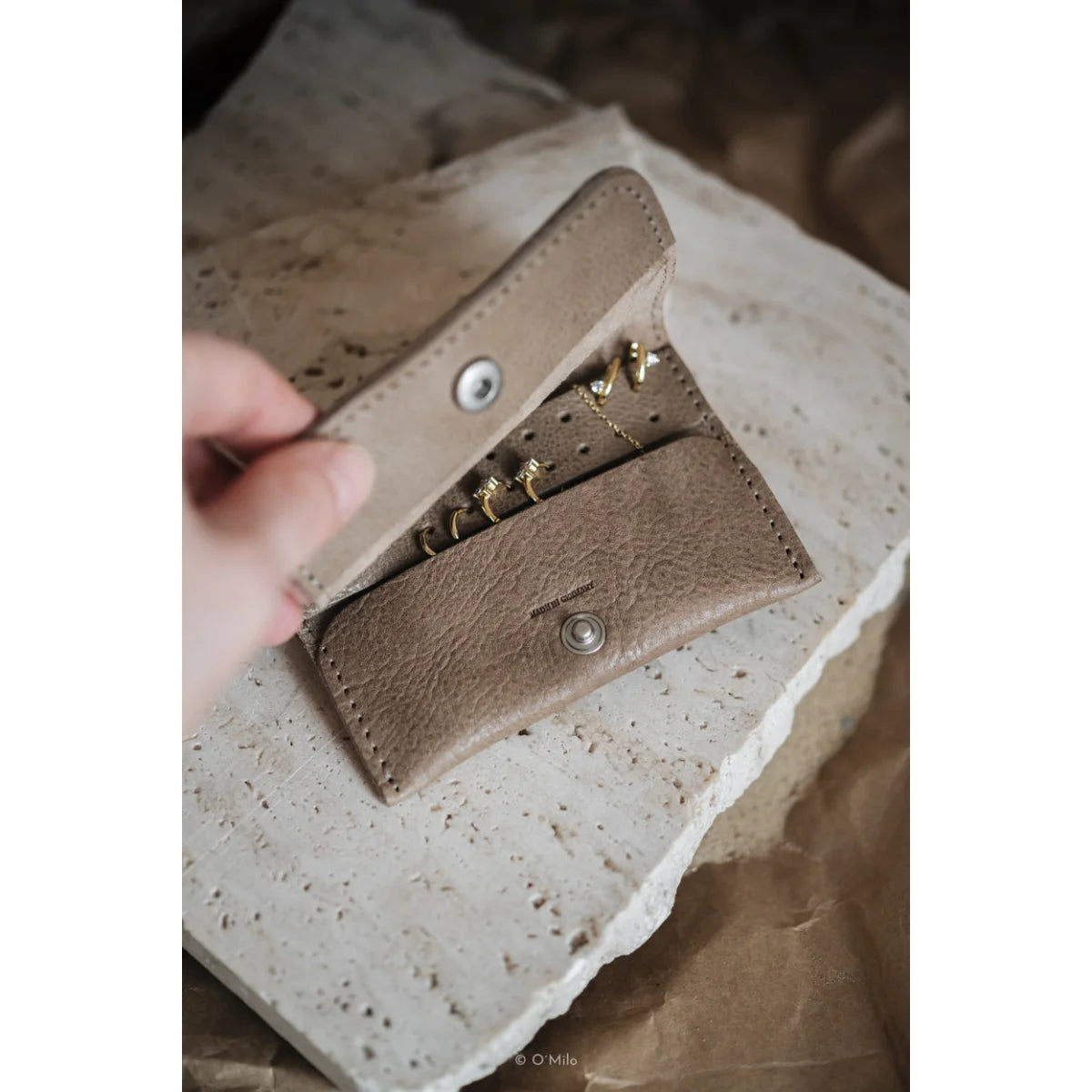 Reiseschmuck Etui Gemelia: Beiges Leder mit Goldklammern