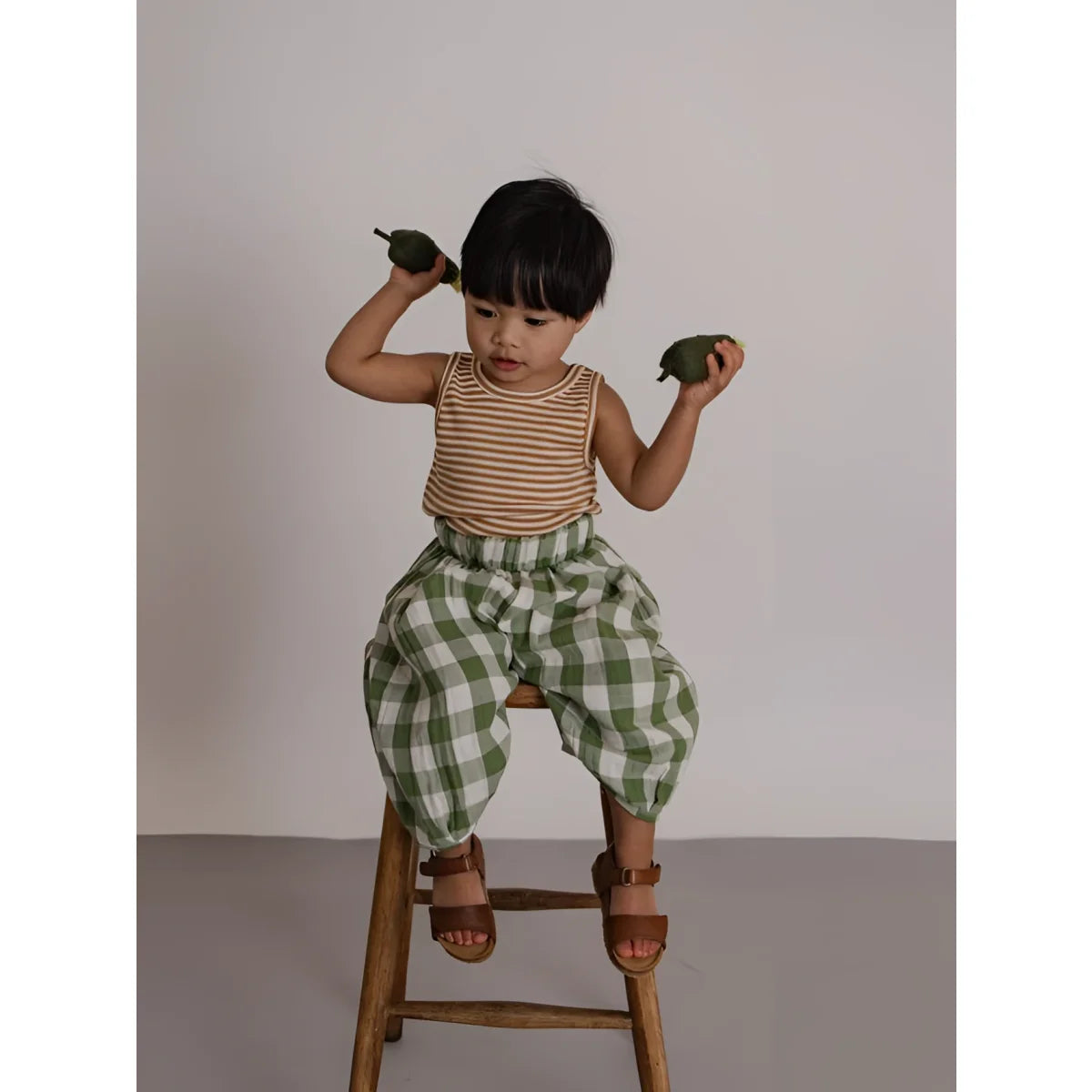 Kind auf Rückseite von Dill Gingham Resort Pants in Grün-Weiß-Karo