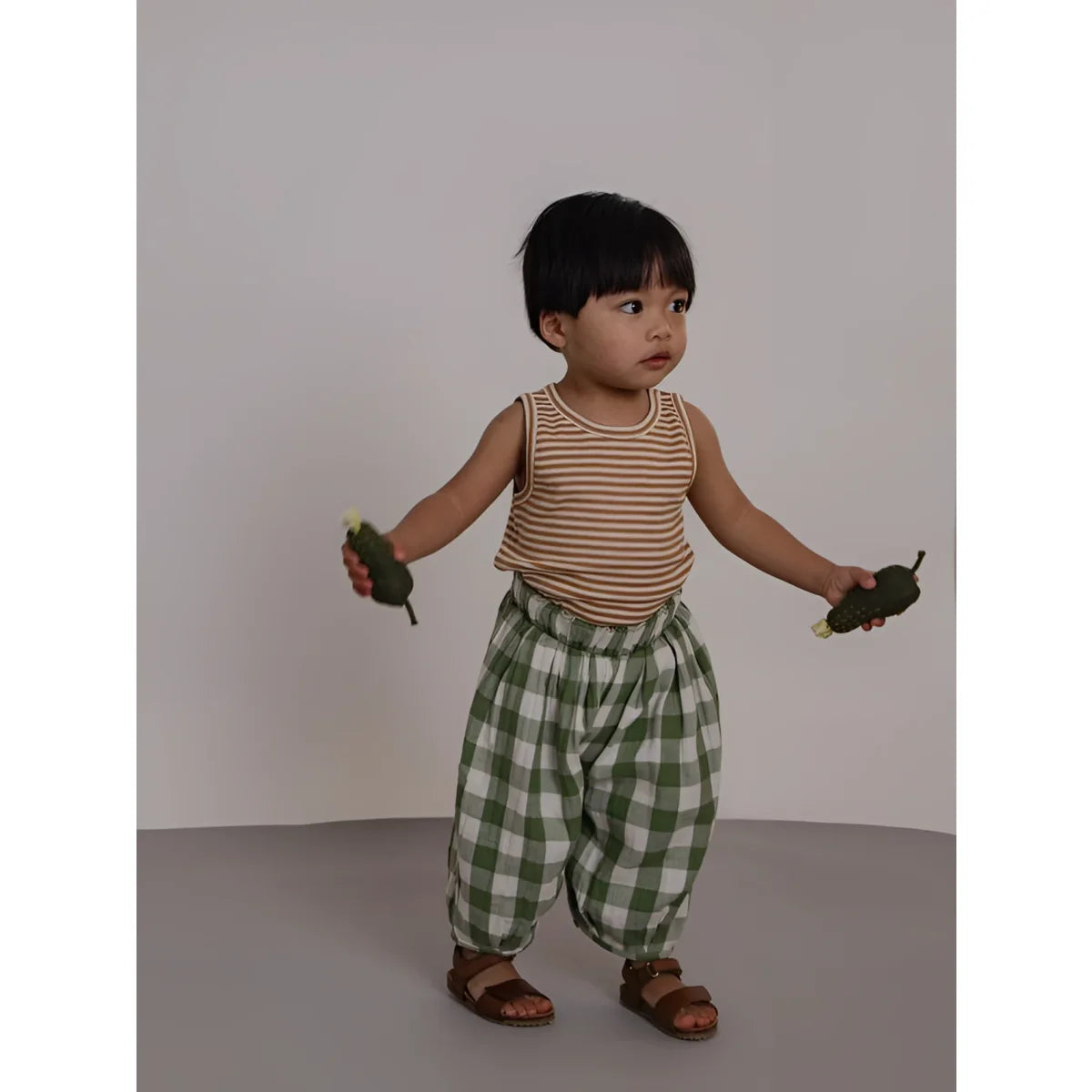 Kind auf Rückseite von Resort Pants Dill Gingham in gestreiftem Top und Karo-Hose