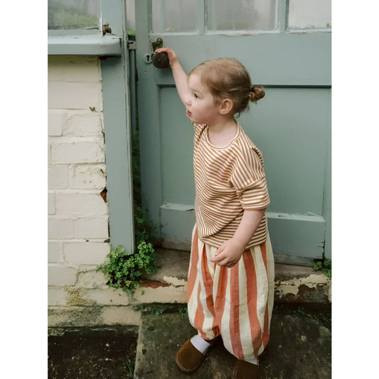 Junges Kind in Resort Pants Tomato Stripes, beige-rote Streifen, Rückenansicht