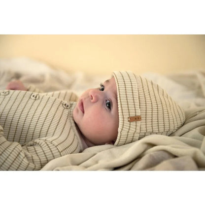 Weicher Strickbeanie in Creme mit grünem Gittermuster aus GOTS-zertifizierter Bio-Baumwolle für empfindliche Köpfchen, Nixnut Newbie Rib Beanie Biscuit