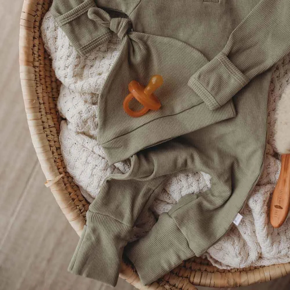 Beige Baby Onesie mit orangefarbenem Ampersand-Symbol auf der Brust