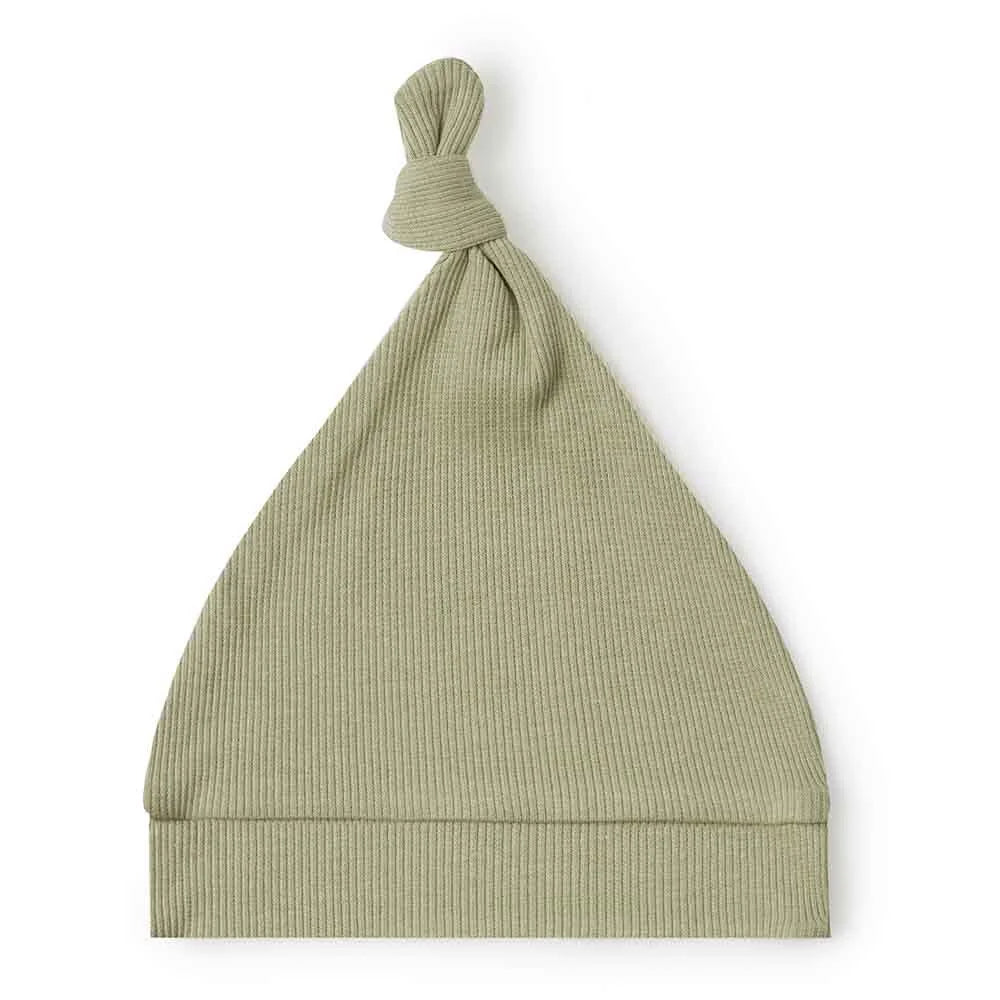 Helle grüne Strickmütze für Babys mit einem geknoteten Oberteil, Ribbed Beanie Dewkist