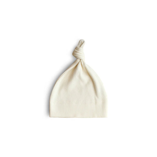 Cremfarbener gestrickter Babymütze mit geknotetem Oberteil im Produkt Ribbed Beanie Ivory