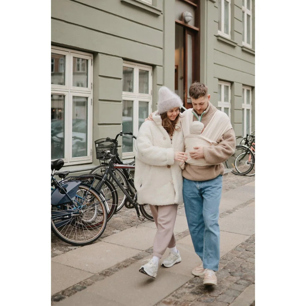 Paar spaziert gemeinsam auf Bürgersteig, trägt Ribbed Bonnet in Beige Melange