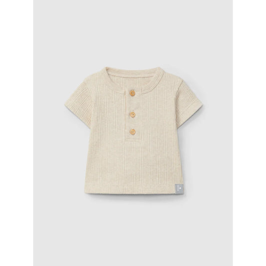 Cremefarbens geripptes Baby-Shirt mit drei Knöpfen im Produkt Ribbed T-Shirt | natural