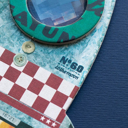 Teal circular Rocket Bee Eye Button mit schwarzer Beschriftung auf rot-weißem Karomuster