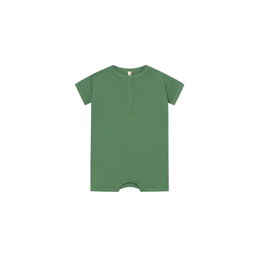 Ein weicher, salbeigrüner, gerippter baumwoll-romper mit kurzen ärmeln und knopfverschluss vorne aus der kollektion seagrass beach