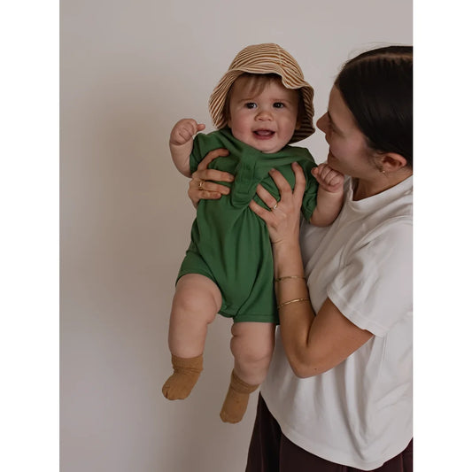 Grüner einteiler baby romper seagrass beach mit gerafftem ausschnitt und kurzen ärmeln aus leichtem material