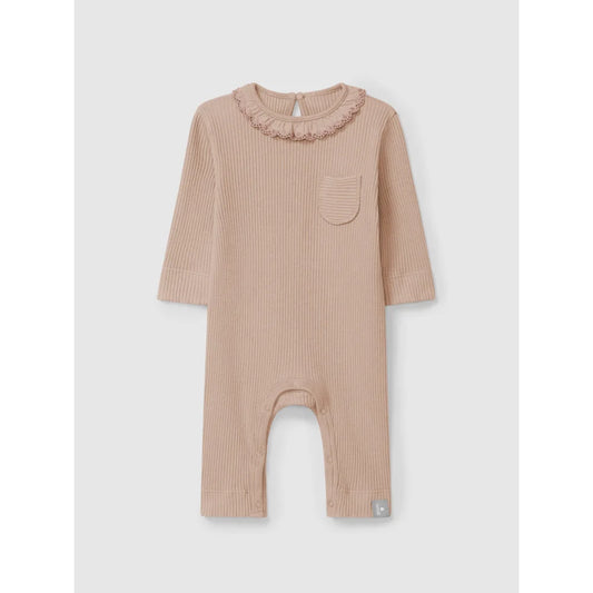 Langarmiger, gerippter, hellbrauner Baby-Overall mit Rüschenkragen und Brusttasche