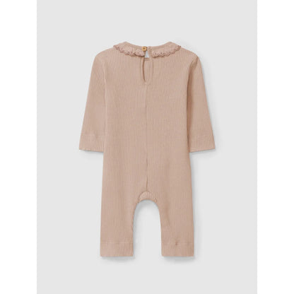 Langärmliger, gerippter, hellbrauner Baby-Romper mit Rüschenkragen und Knopfverschluss am Nacken