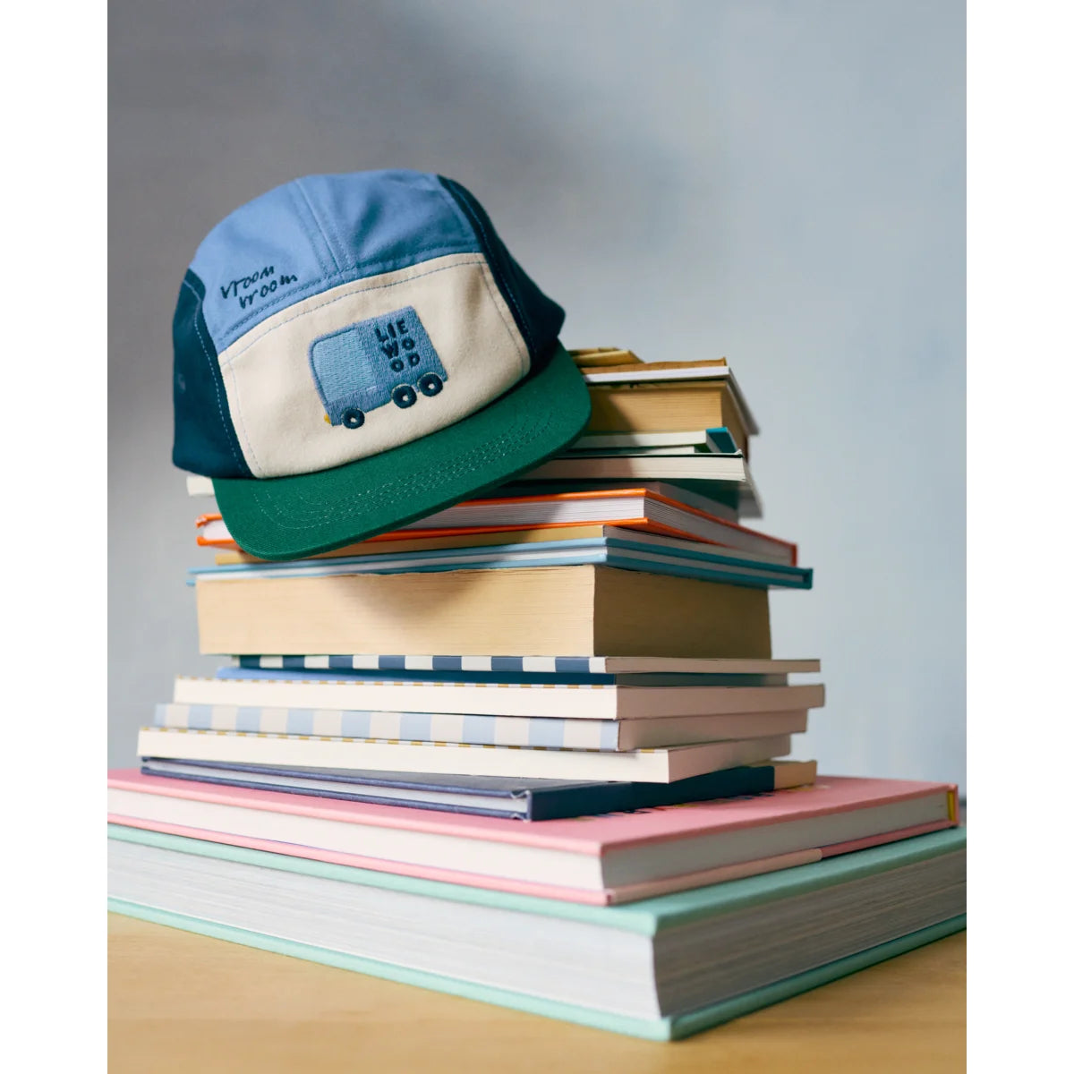 Bunte patchwork baseballkappe rory cap cars multi mix mit blauer truck-stickerei und lie wood schrift in blau, creme, dunkelgrün und marine