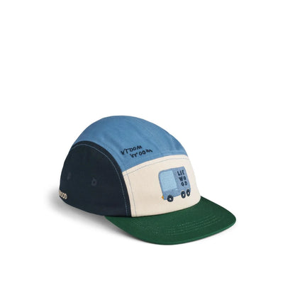Bunte patchwork five-panel rory cap mit hellblauem, marine, creme und grünem design und gesticktem lastwagenmotiv vorne