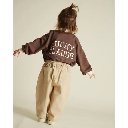 Braunes Langarm-Sweatshirt mit ’lucky claude’ in weißer Schrift über den Rücken.