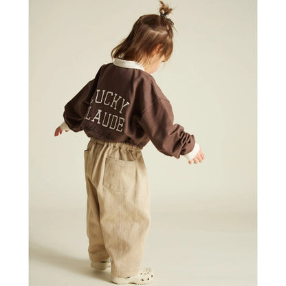 Braunes oversized Sweatshirt mit weißer Schrift, weißen Manschetten, lockerer Passform und elastischem Bund