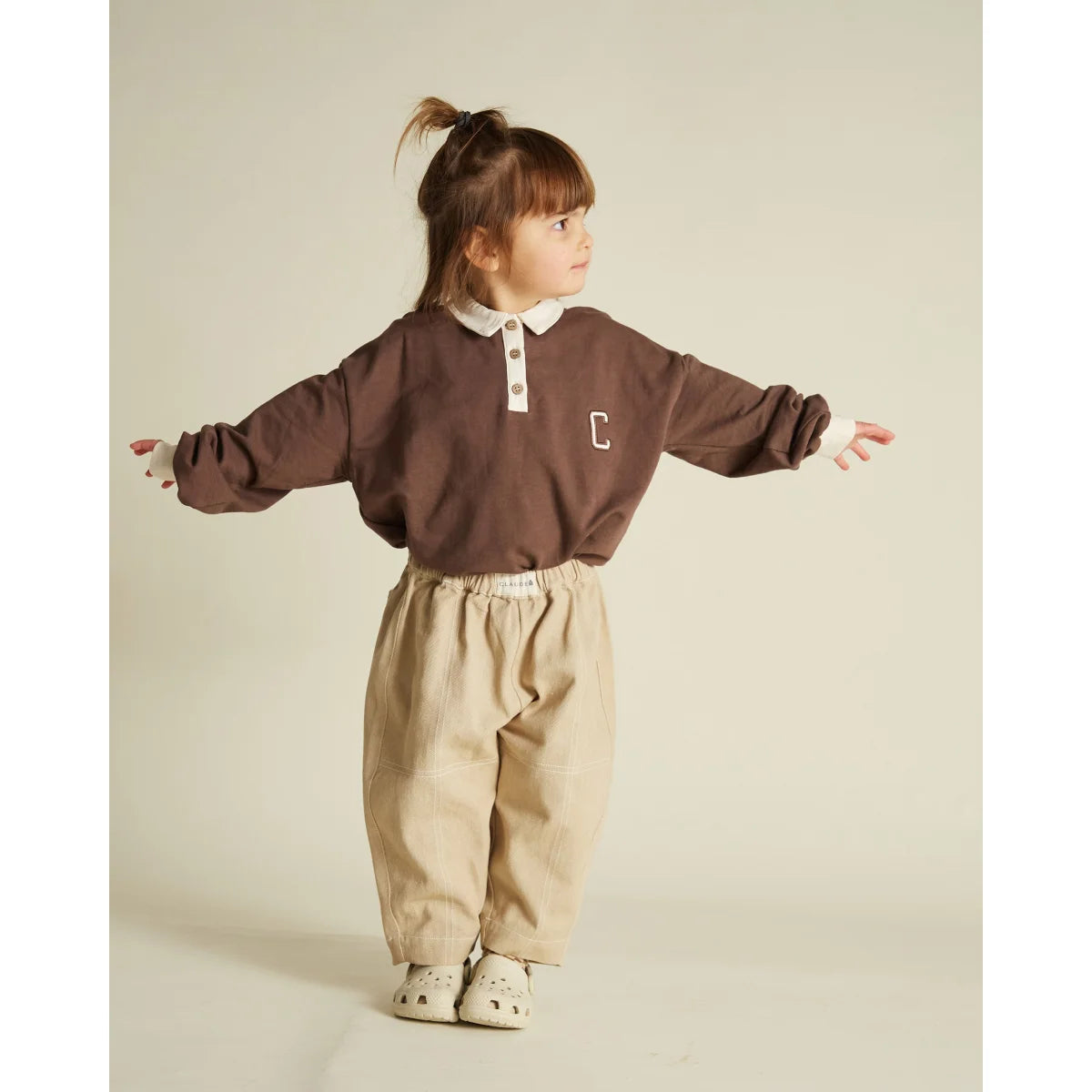 Braune Langarm-Polo mit weißem Kragen und kleiner Stickerei c, zu Sacha Trouser Sand