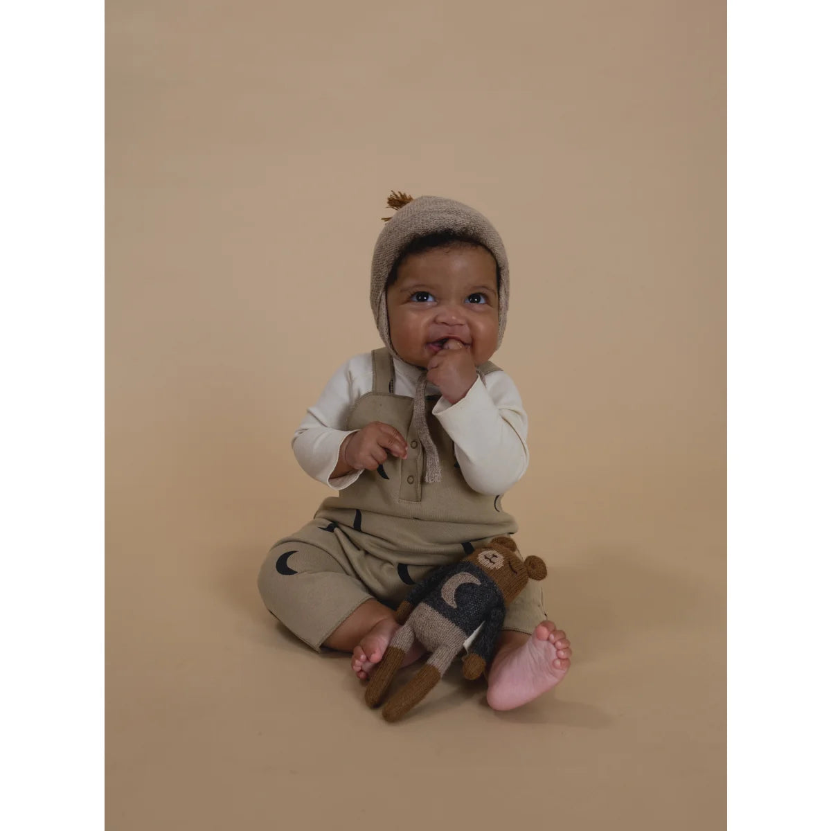 Baby in Salopette Dusky Midnight mit gestricktem Bären