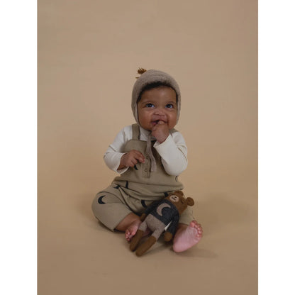 Baby in Salopette Dusky Midnight mit gestricktem Bären