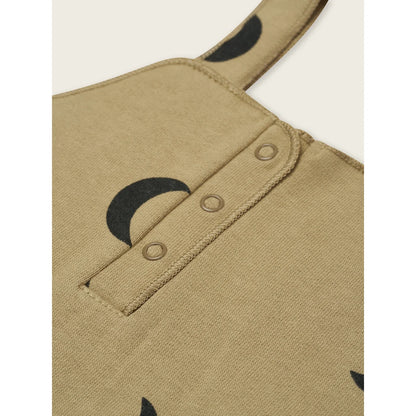 Tan-Schultertasche mit schwarzen Mondmotiven und Metallösen aus Salopette Dusky Midnight