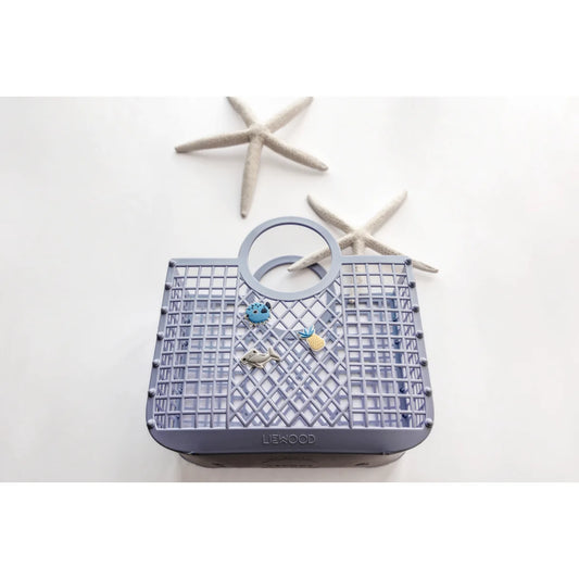 Dusty lavendelfarbene Samantha Korb mit Anhängern und Meeres-Charms