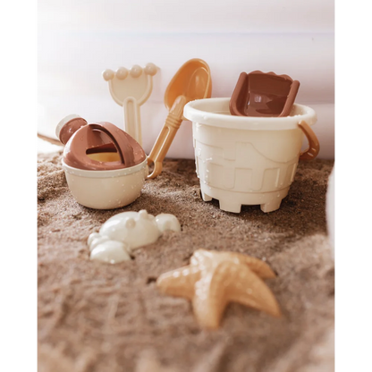 Set aus Miniatur-Strandspielzeugen und Sandformen für Kinder mit Sandspielzeug Schiff