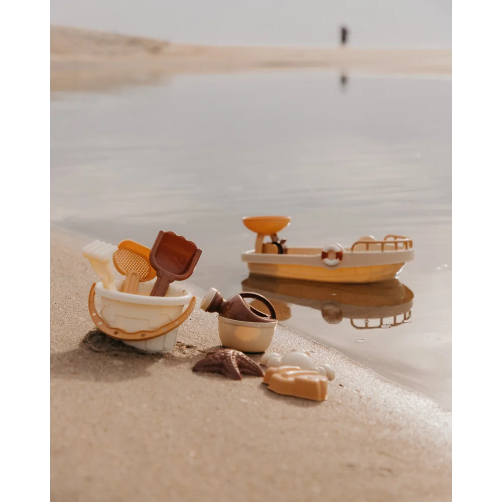 Holzspielzeug-Boot mit passenden Strandspielzeugen in Sandspielzeug Schiff