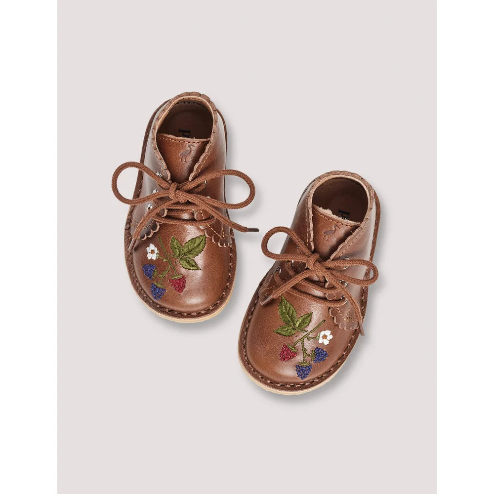 Braune Leder-Babyschuhe mit Blumenstickerei für das Produkt Scallop Boot Blackberries
