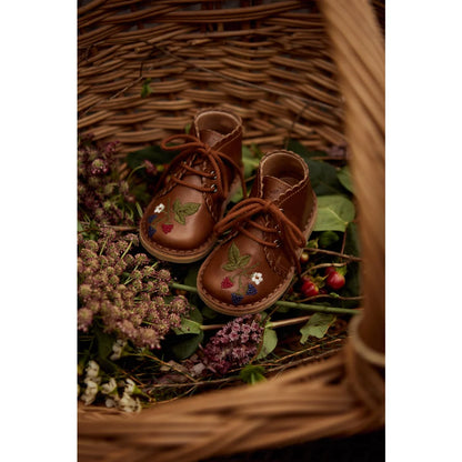 Braune Leder-Kinderstiefeletten mit Blumen- und Beerenstickerei im Produkt Scallop Boot Blackberries