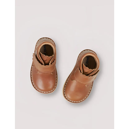 Scallop Velcro Boot Cognac: Tan Desert Boot aus pflanzlich gegerbtem Wildleder