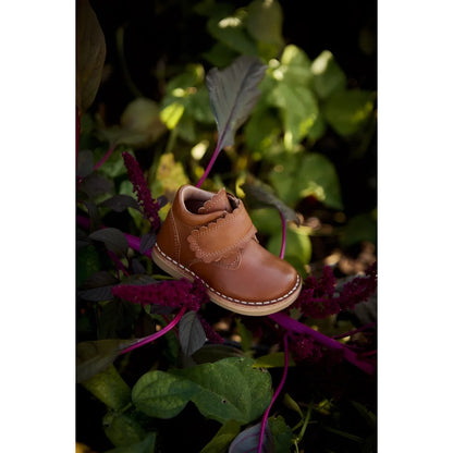 Scallop Velcro Boot Cognac: Desert Boot aus pflanzlich gegerbtem Wildleder