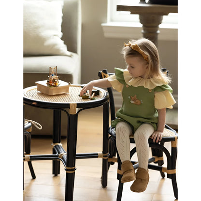 Kleines Mädchen in Grün-Gelb-Kleid mit Fuchs, Sahara Suede Desert Boot