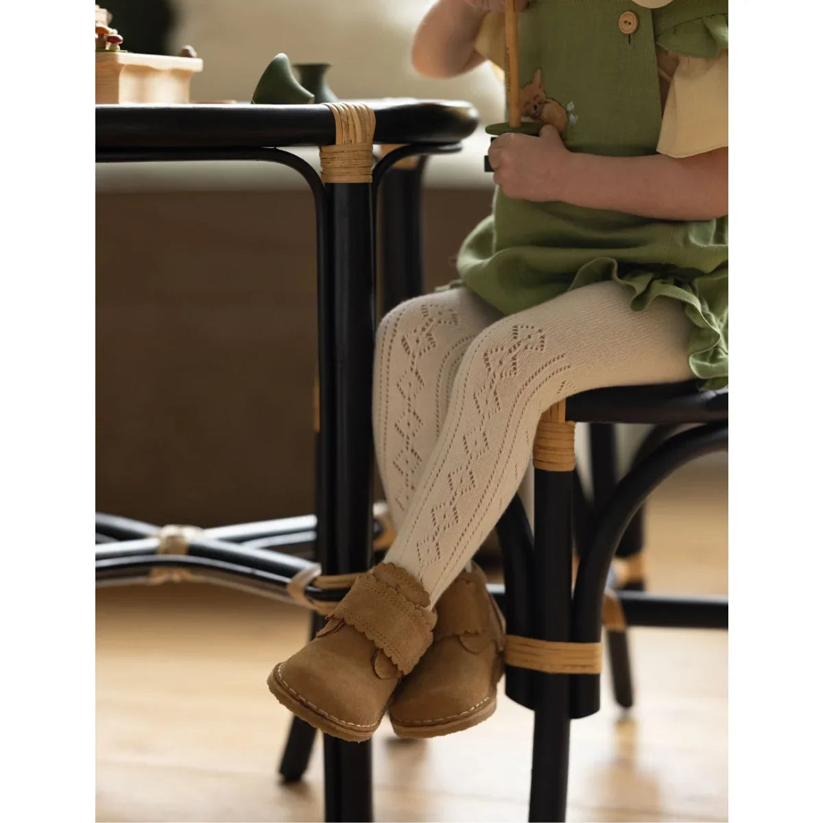 Scallop Velcro Desert Boot Sahara Suede mit cremefarbenen Strickstrumpfhosen