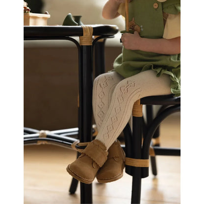 Scallop Velcro Desert Boot Sahara Suede mit cremefarbenen Strickstrumpfhosen