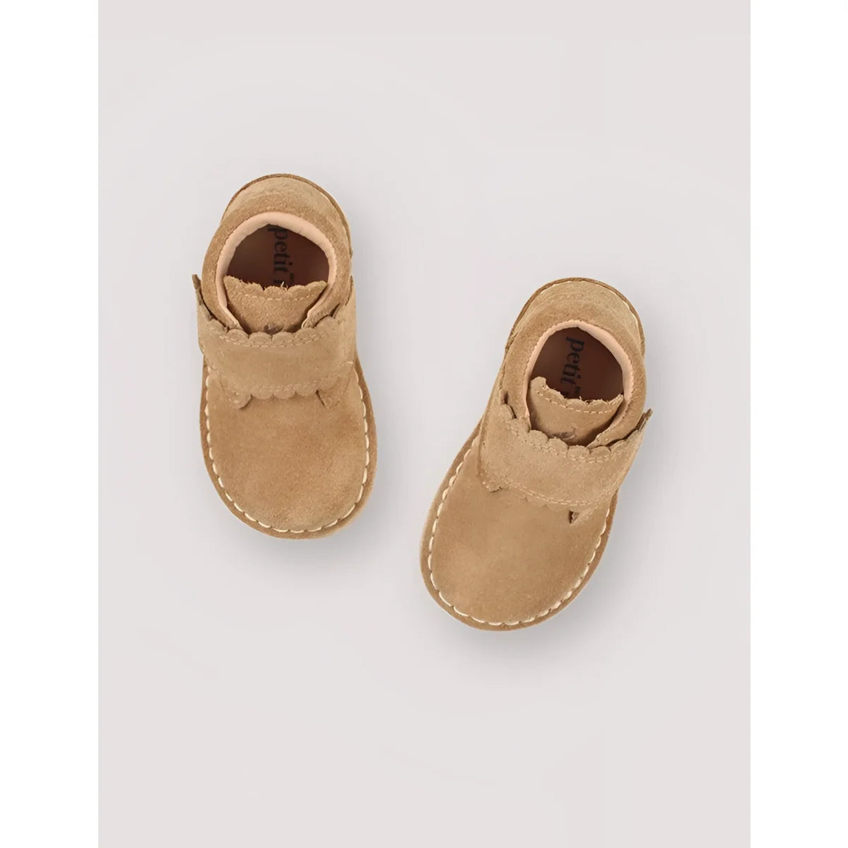 Tan Scallop Velcro Boot Sahara pflanzlich gegerbtes Wildleder Babybooties