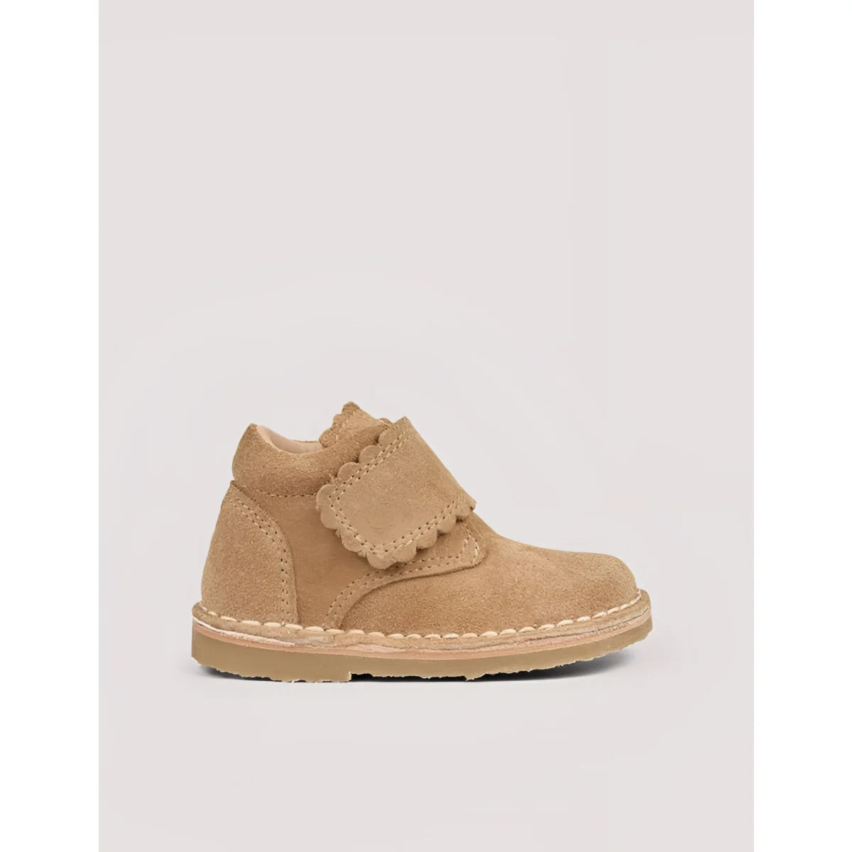 Scallop Velcro Boot Sahara Suede: Tan Desert Boot aus pflanzlich gegerbtem Wildleder
