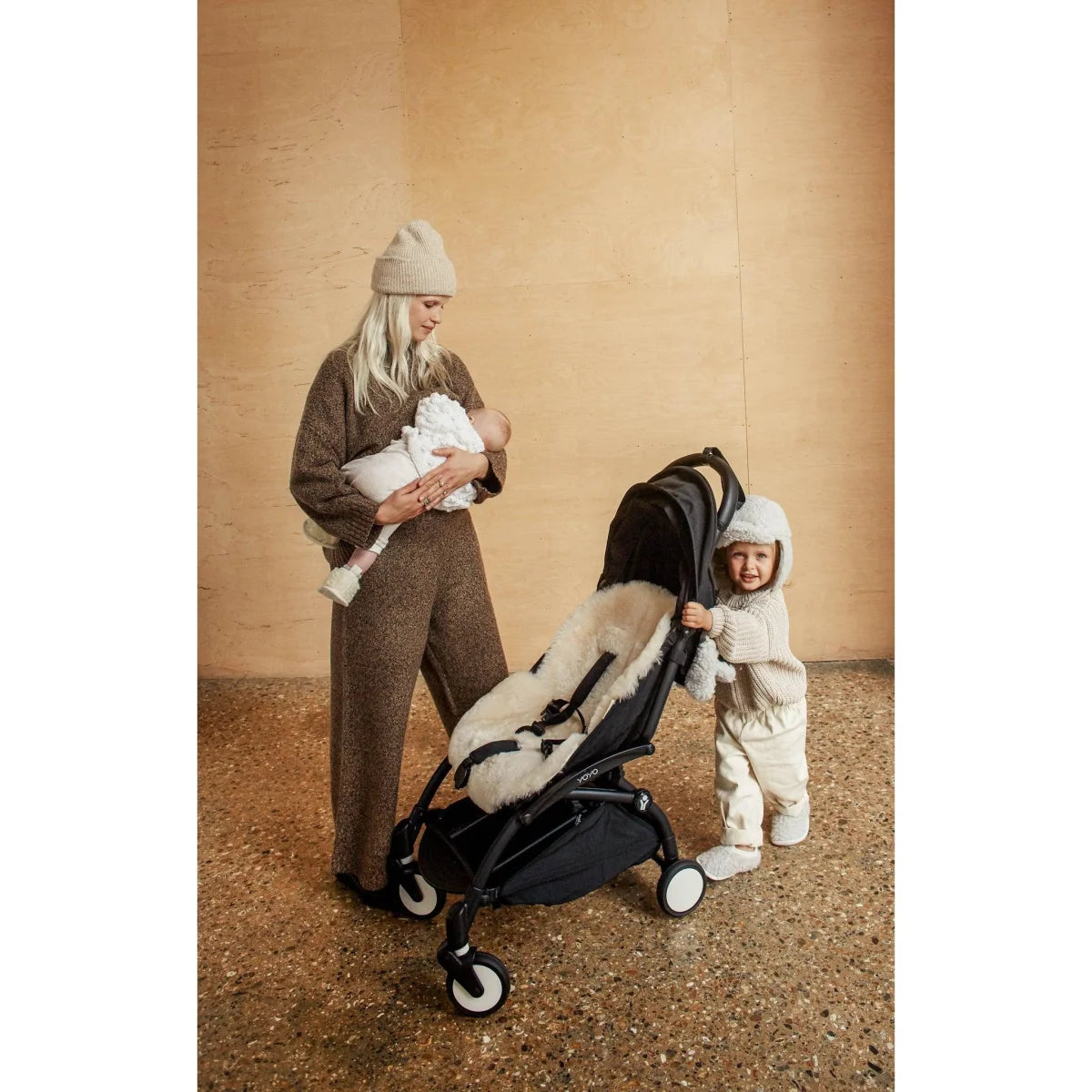 Schaffell Snuggler Milk mit schwarzem Rahmen und weißem Stoffbezug