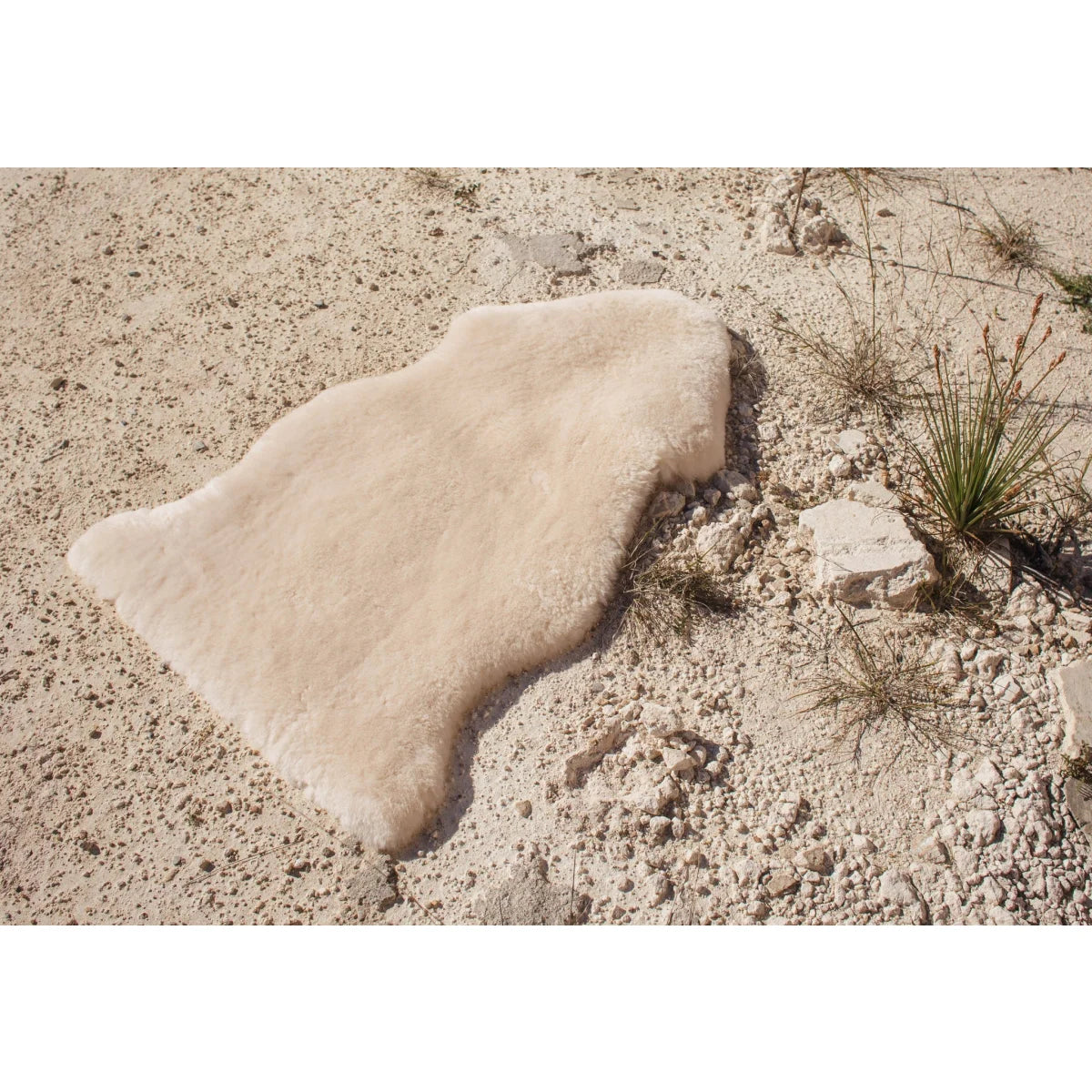 Helle Schaffell-Teppich im Produkt Schaffell Snuggler Leopard Peanut