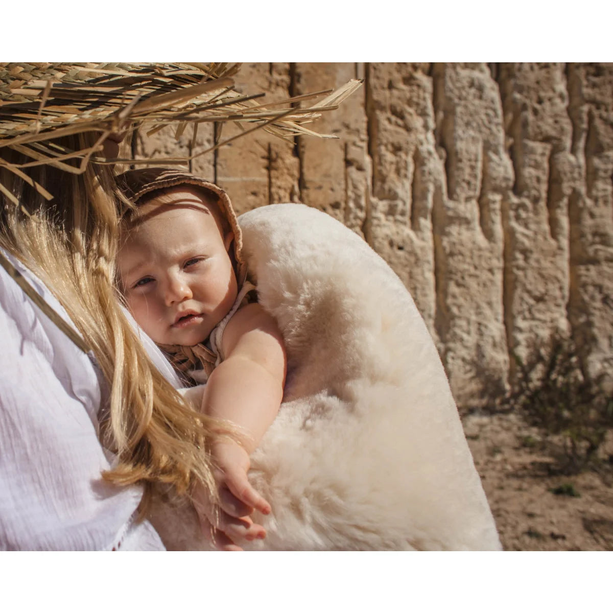Baby in einem gepolsterten Leoparden-Hoodie-Wickeltuch für ultimativen Komfort