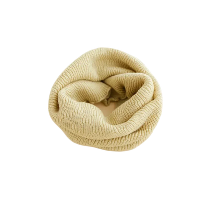 Beige gestrickter Infinity-Schal in kreisförmiger Anordnung mit Lichtgelb