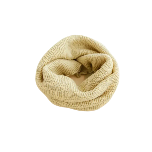 Beige gestrickter Infinity-Schal in kreisförmiger Anordnung mit Lichtgelb