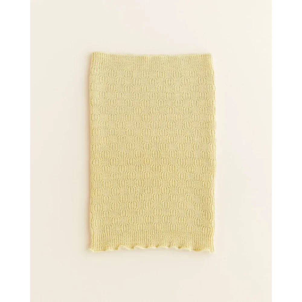 Pale yellow knitted swatch with textured pattern and scalloped edge for Schal Gigi