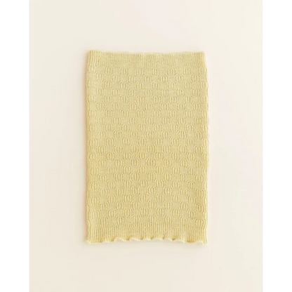 Pale yellow knitted swatch with textured pattern and scalloped edge for Schal Gigi