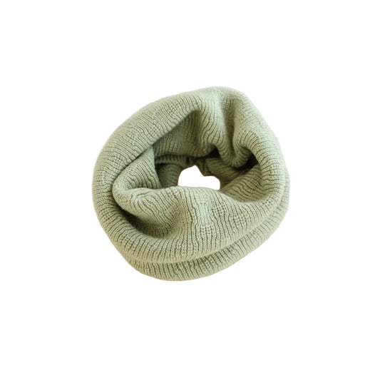 Hellgrüner Rippstrick-Unendlichkeitsschal im Produkt Schal Gigi Mint