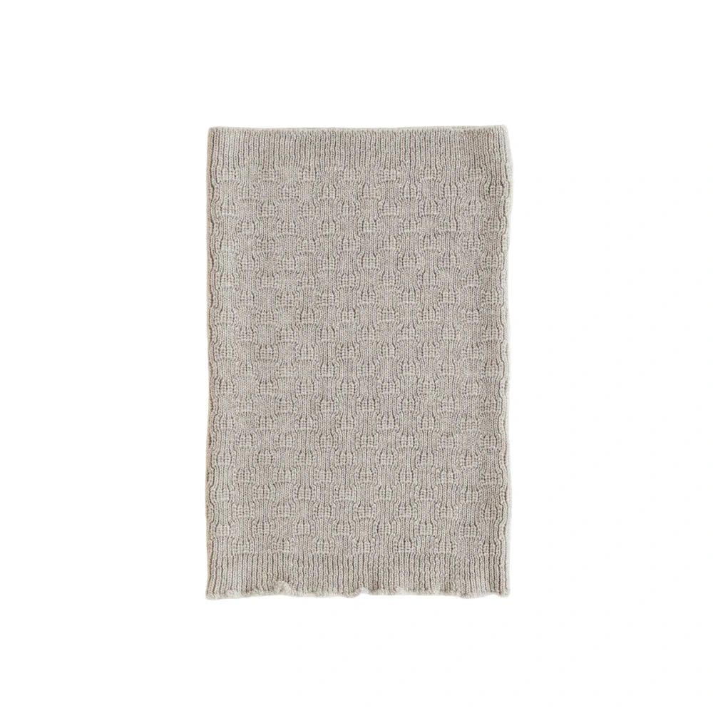 Leichter grauer, rechteckiger, strukturierter Strickstoff vom Schal Gigi Pebble