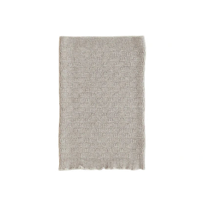 Leichter grauer, rechteckiger, strukturierter Strickstoff vom Schal Gigi Pebble