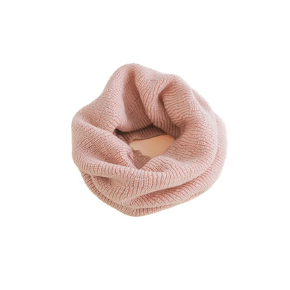 Detailansicht des Rippstricks am rosa Schlauchschal Gigi