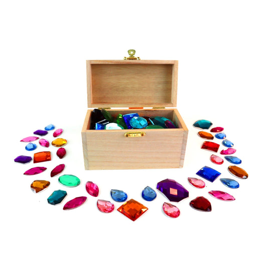 Eine holz schatztruhe mit goldfarbenem verschluss gefüllt mit 72 bunten plastik funkelsteinen